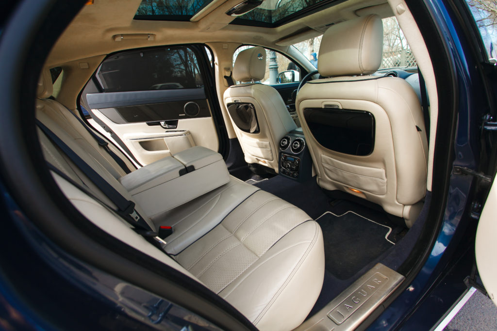 Автомобиль Jaguar XJ Long - салон